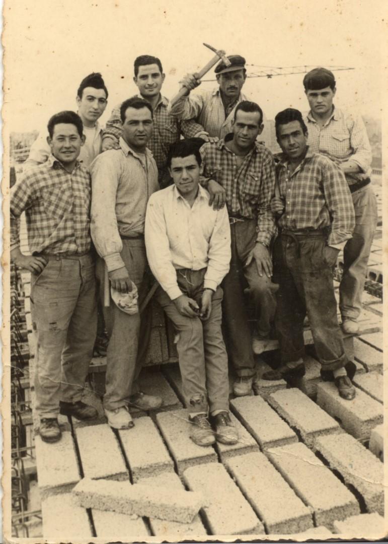 Marcone nel 1959 a grenoble insieme ai colleghi muratori